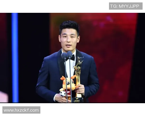 当足球巨星高举冠军奖杯那一刻全场沸腾见证荣耀与梦想绽放