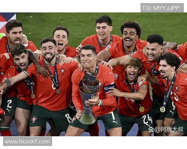 《全球足球球星传奇记录大全：从进球数到荣誉成就的巅峰对决》